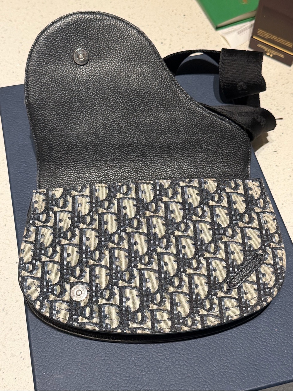 ❌SOLD❌ $2,900 Dior Saddle Messenger Bag in Blue and Beige Oblique - Picture 6 of 10